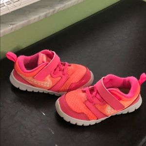Nike size 9 toddler girl sneakers.